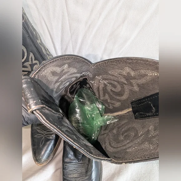 Justin Black Leather Cowboy Boots with Embroidered Design - Picture 5 of 7